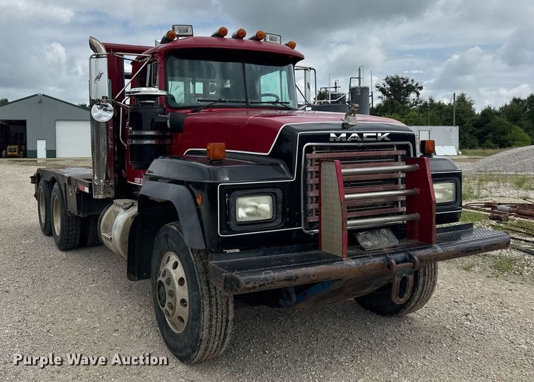 image for item DI9821 1998 Mack RD690S winch truck