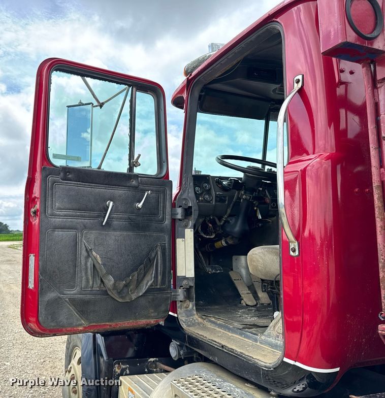 image for item DI9821 1998 Mack RD690S winch truck