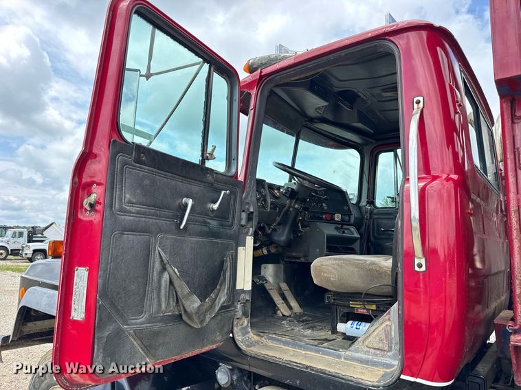 image for item DI9821 1998 Mack RD690S winch truck