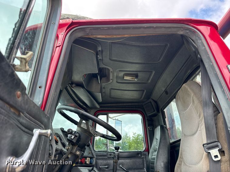 image for item DI9821 1998 Mack RD690S winch truck