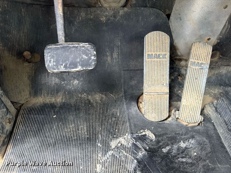 image for item DI9821 1998 Mack RD690S winch truck