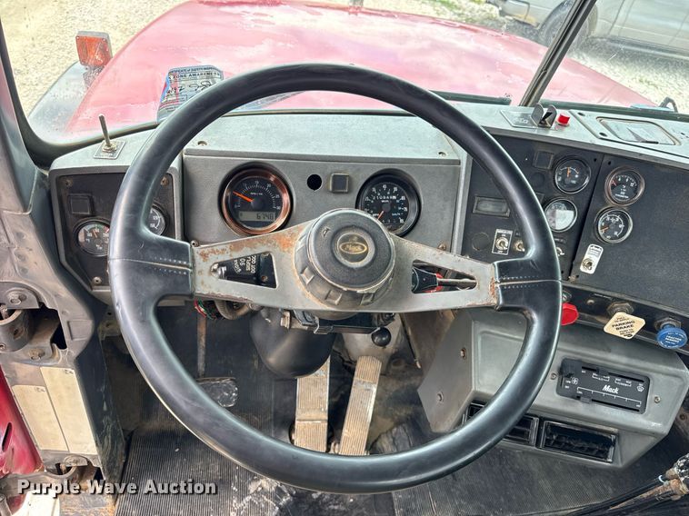 image for item DI9821 1998 Mack RD690S winch truck