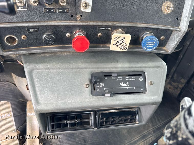 image for item DI9821 1998 Mack RD690S winch truck