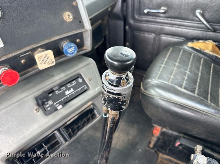 image for item DI9821 1998 Mack RD690S winch truck