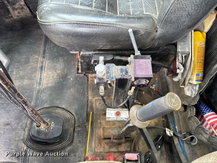 image for item DI9821 1998 Mack RD690S winch truck