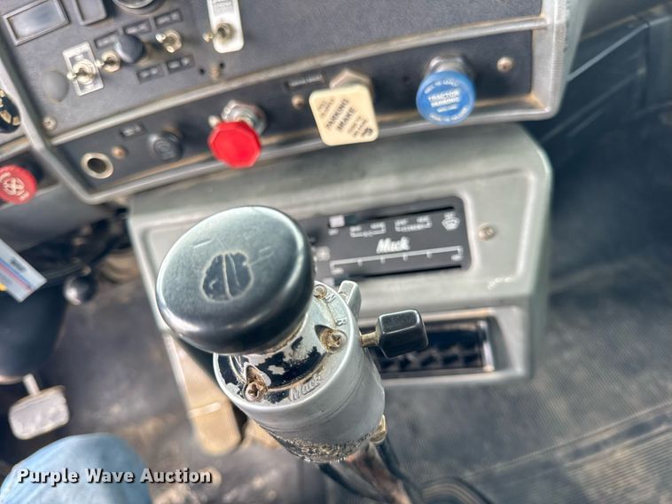 image for item DI9821 1998 Mack RD690S winch truck