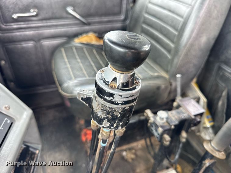 image for item DI9821 1998 Mack RD690S winch truck