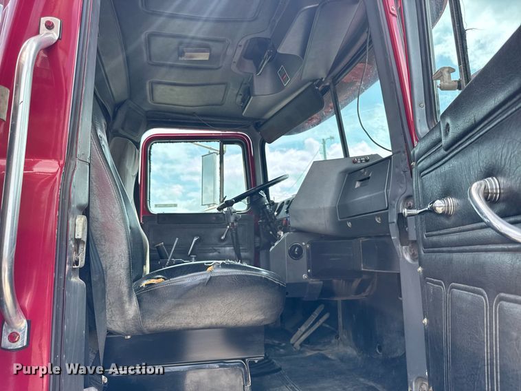 image for item DI9821 1998 Mack RD690S winch truck