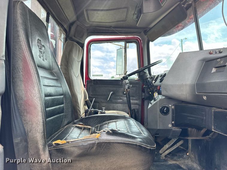 image for item DI9821 1998 Mack RD690S winch truck