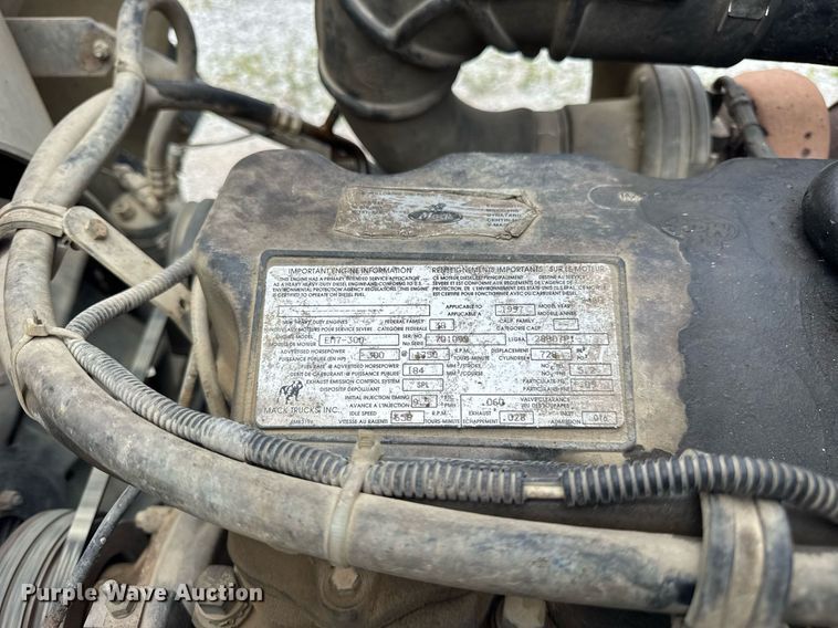 image for item DI9821 1998 Mack RD690S winch truck