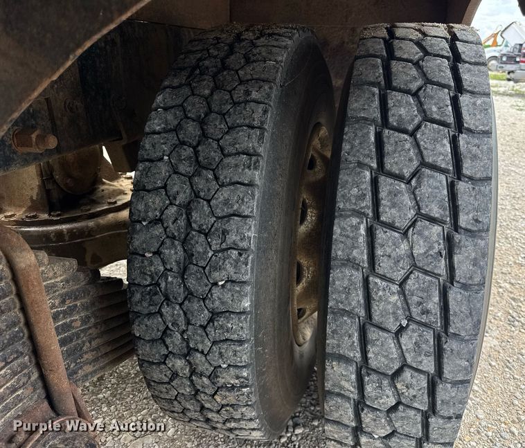 image for item DI9821 1998 Mack RD690S winch truck