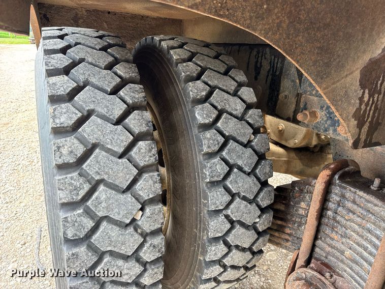 image for item DI9821 1998 Mack RD690S winch truck