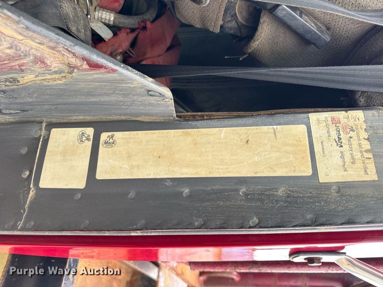 image for item DI9821 1998 Mack RD690S winch truck