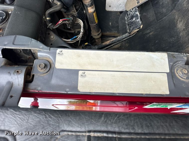 image for item DI9821 1998 Mack RD690S winch truck