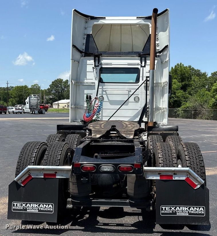 image for item DM1955 2018 Volvo Truck VNL Day cab