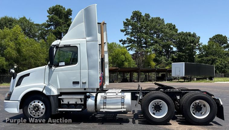 image for item DM1955 2018 Volvo Truck VNL Day cab