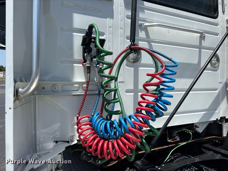 image for item DM1955 2018 Volvo Truck VNL Day cab