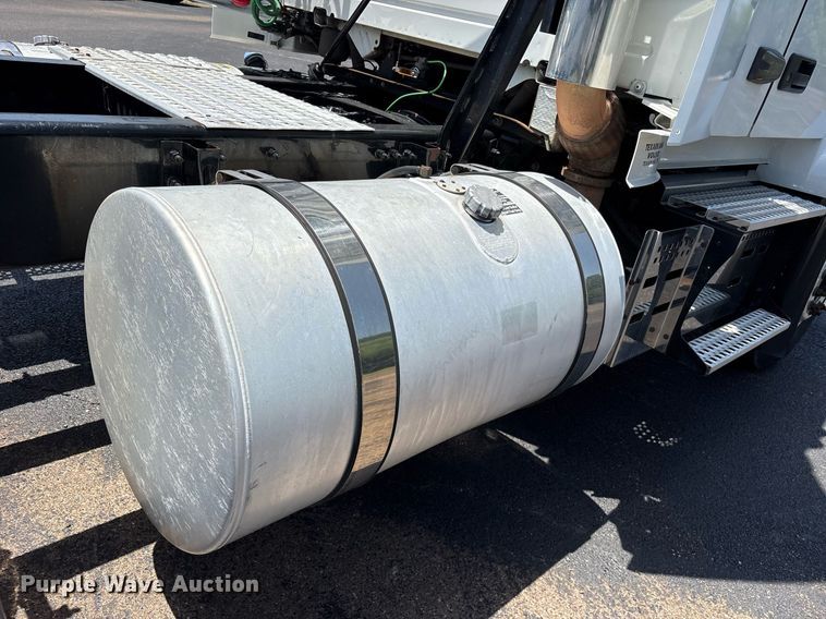 image for item DM1955 2018 Volvo Truck VNL Day cab