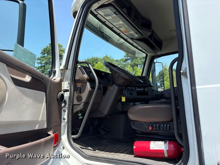 image for item DM1955 2018 Volvo Truck VNL Day cab