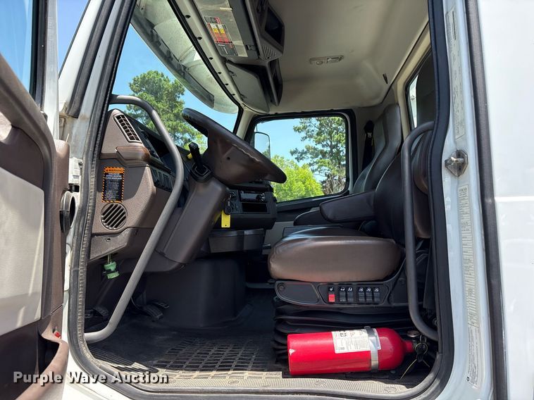 image for item DM1955 2018 Volvo Truck VNL Day cab