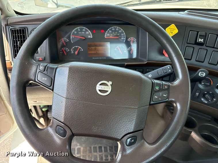 image for item DM1955 2018 Volvo Truck VNL Day cab