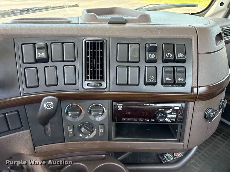 image for item DM1955 2018 Volvo Truck VNL Day cab