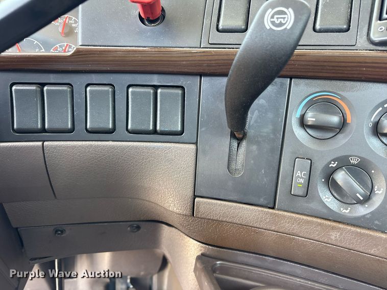 image for item DM1955 2018 Volvo Truck VNL Day cab