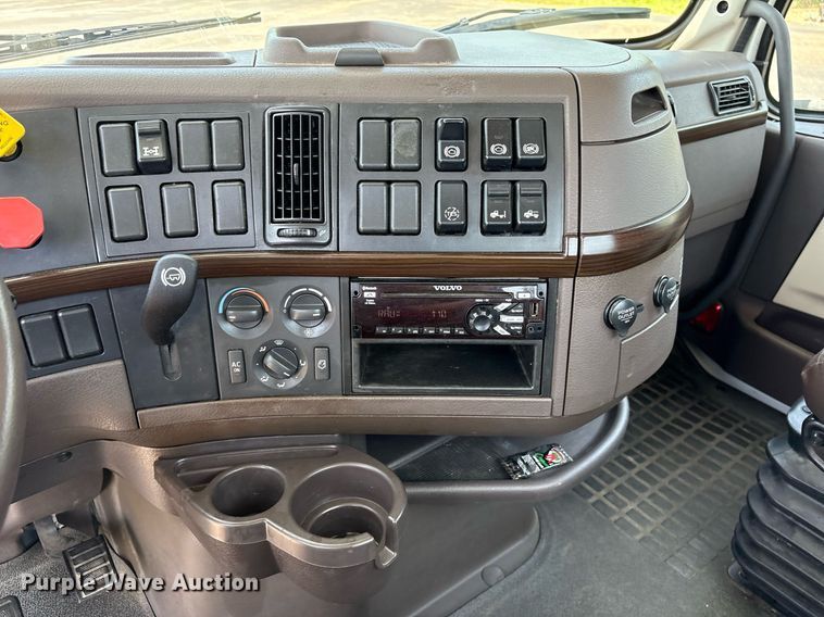 image for item DM1955 2018 Volvo Truck VNL Day cab