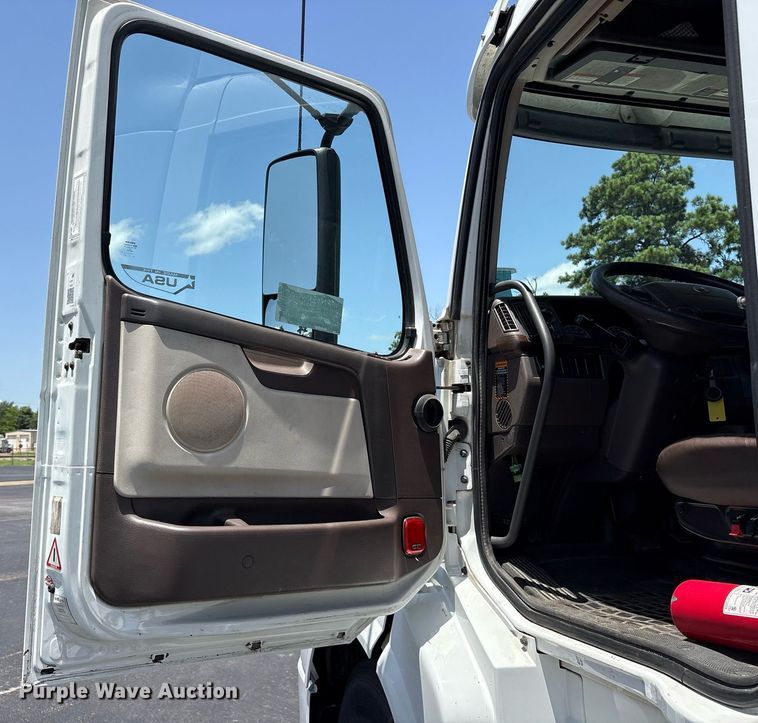 image for item DM1955 2018 Volvo Truck VNL Day cab