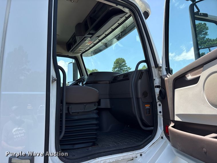 image for item DM1955 2018 Volvo Truck VNL Day cab