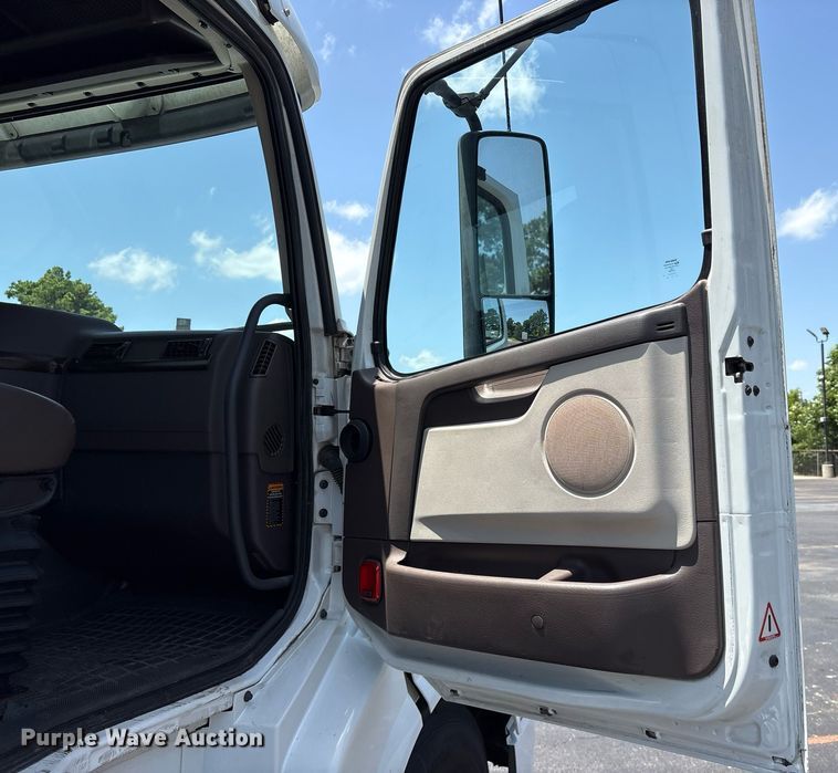 image for item DM1955 2018 Volvo Truck VNL Day cab