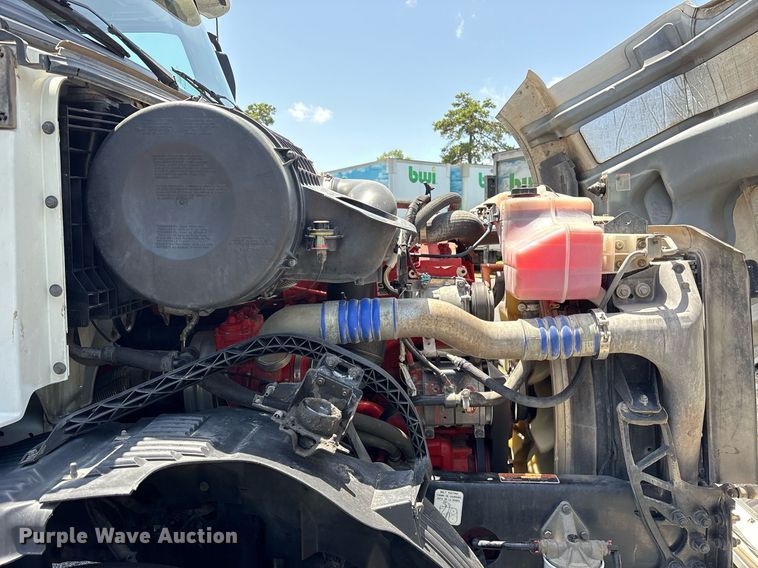 image for item DM1955 2018 Volvo Truck VNL Day cab