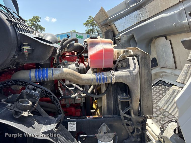 image for item DM1955 2018 Volvo Truck VNL Day cab