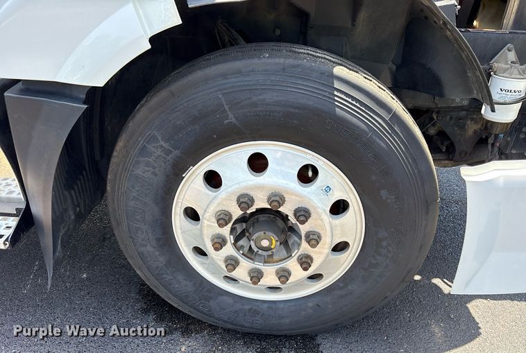 image for item DM1955 2018 Volvo Truck VNL Day cab