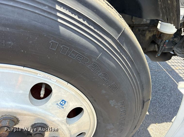 image for item DM1955 2018 Volvo Truck VNL Day cab