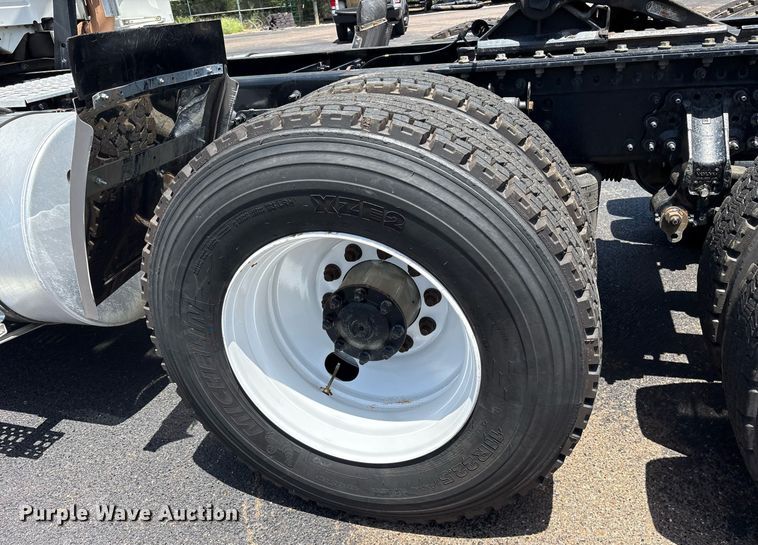 image for item DM1955 2018 Volvo Truck VNL Day cab