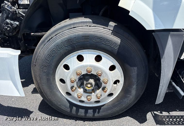 image for item DM1955 2018 Volvo Truck VNL Day cab