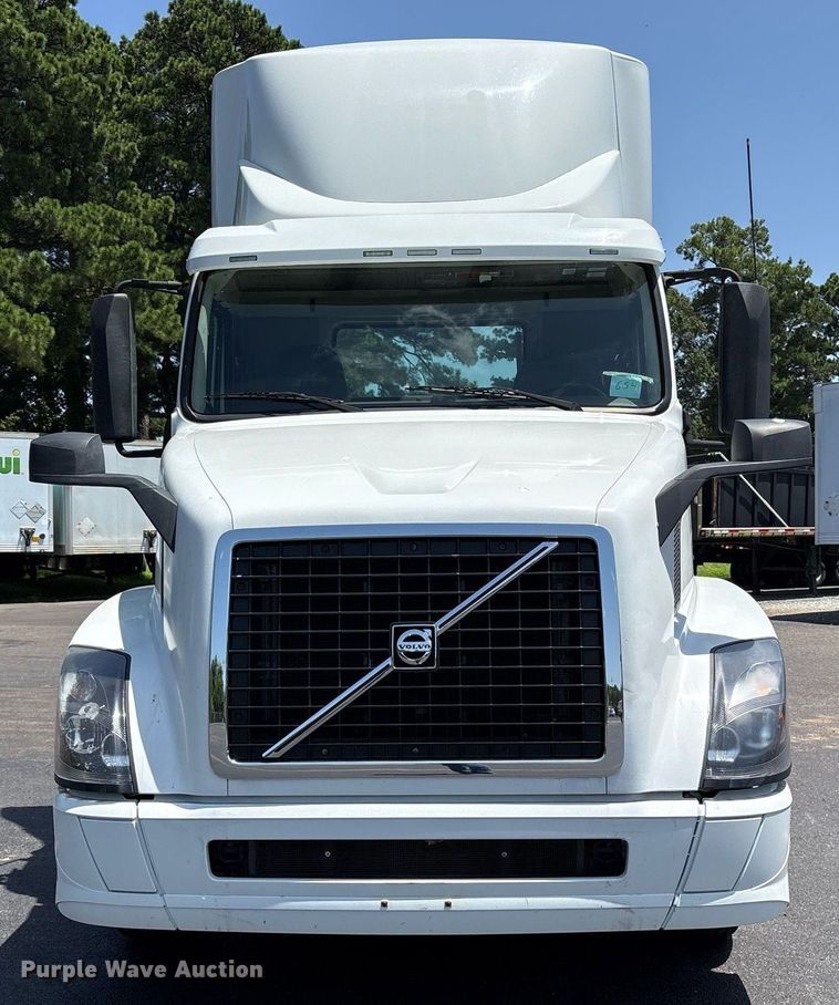 image for item DM1956 2018 Volvo VNL semi truck