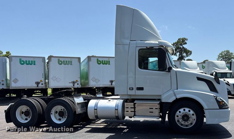 image for item DM1956 2018 Volvo VNL semi truck