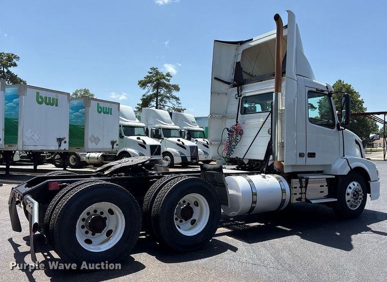 image for item DM1956 2018 Volvo VNL semi truck