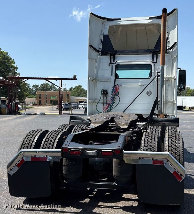 image for item DM1956 2018 Volvo VNL semi truck