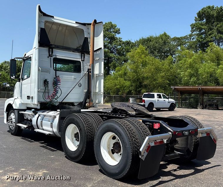 image for item DM1956 2018 Volvo VNL semi truck