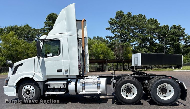 image for item DM1956 2018 Volvo VNL semi truck