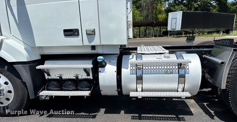 image for item DM1956 2018 Volvo VNL semi truck