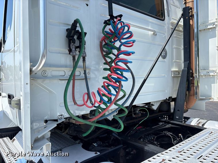 image for item DM1956 2018 Volvo VNL semi truck