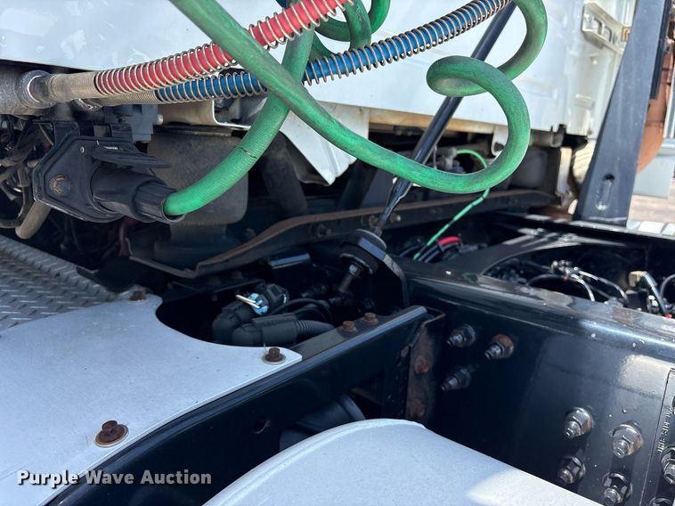 image for item DM1956 2018 Volvo VNL semi truck