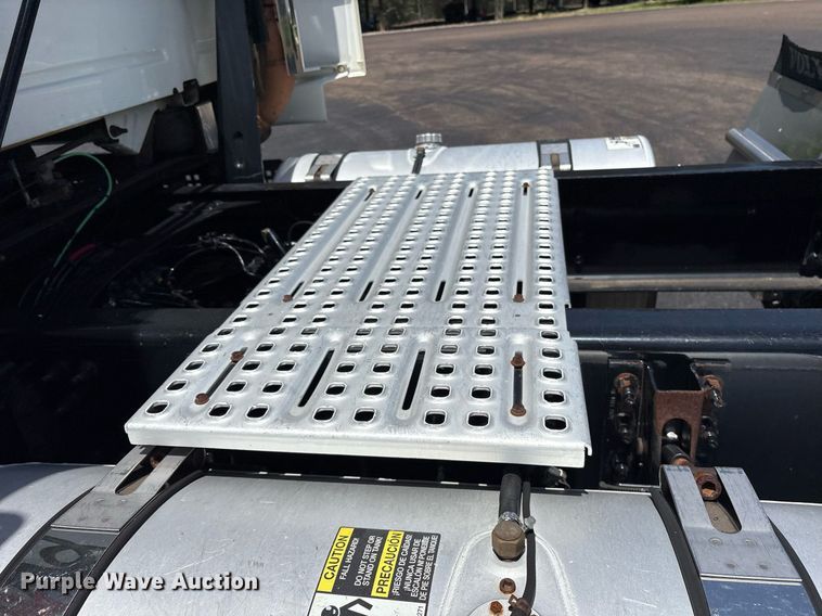 image for item DM1956 2018 Volvo VNL semi truck