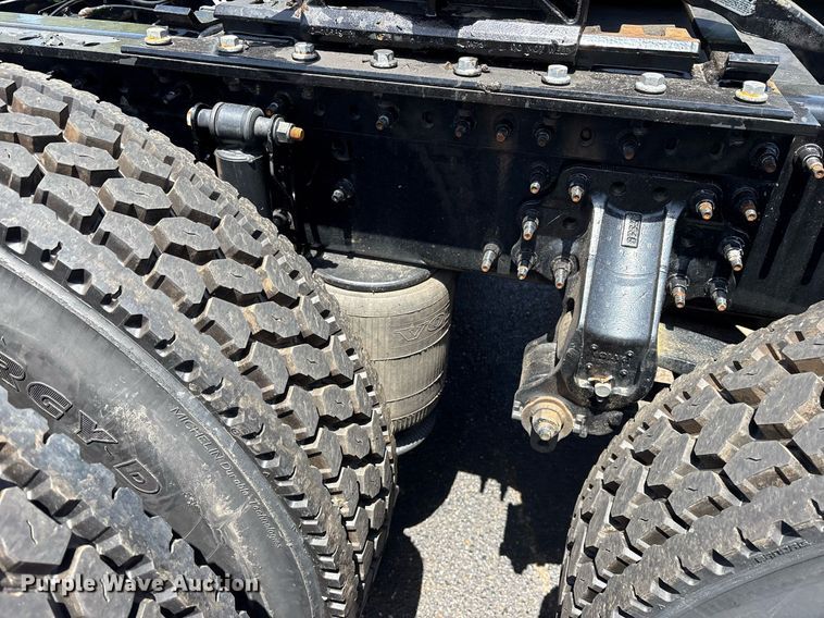 image for item DM1956 2018 Volvo VNL semi truck