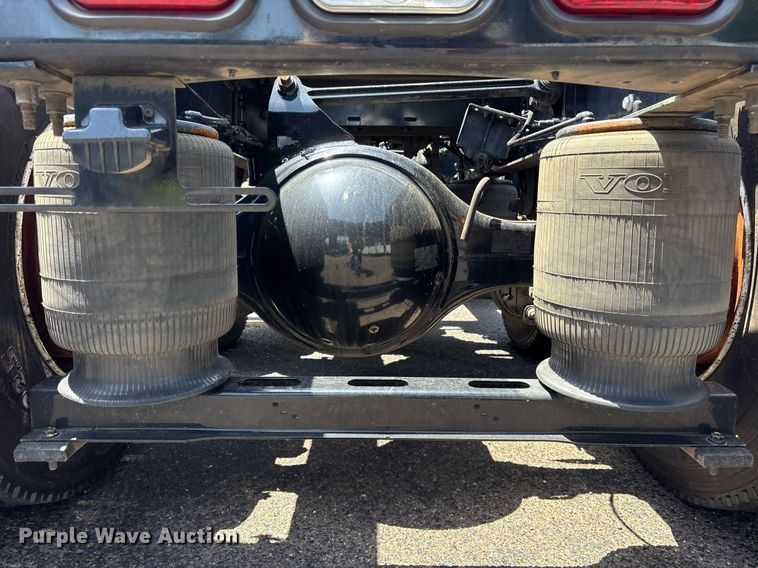 image for item DM1956 2018 Volvo VNL semi truck