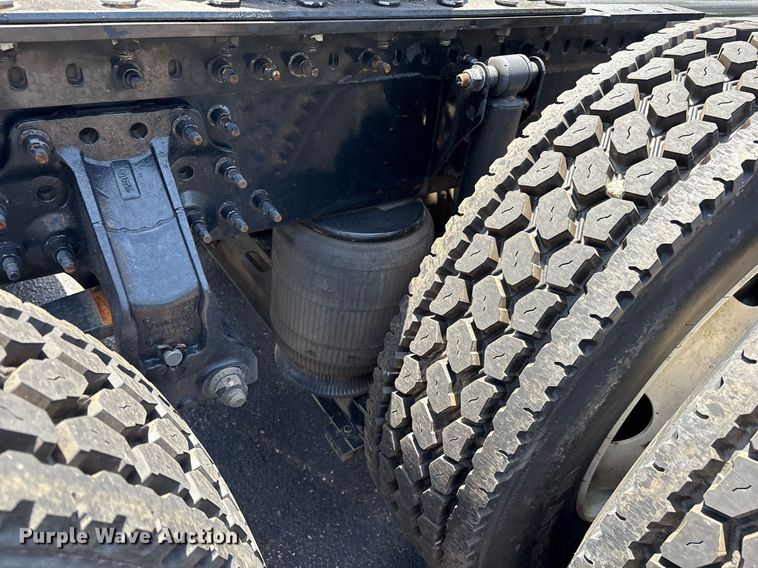 image for item DM1956 2018 Volvo VNL semi truck